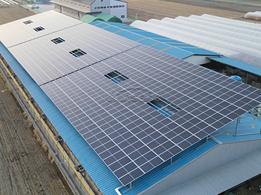 Sistema di montaggio su tetto in metallo