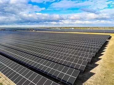 Installazione di un sistema di montaggio di pannelli solari fissi a terra

