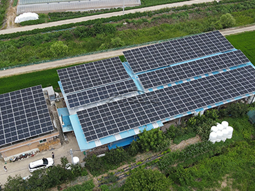 Sistema di montaggio su tetto in metallo