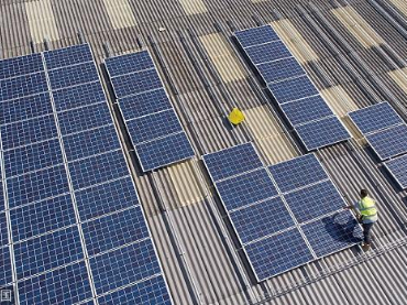 Sistema di supporto fotovoltaico per tetto in metallo